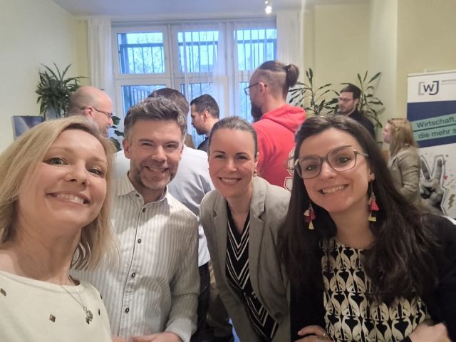 carousel_album-17953053911934489