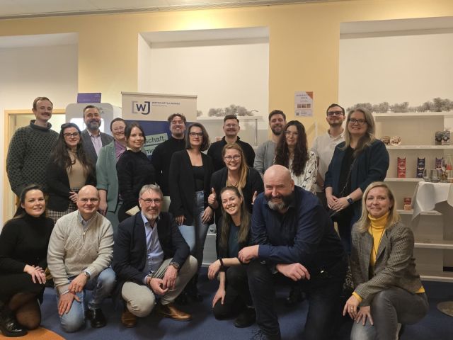 carousel_album-18108605881681183