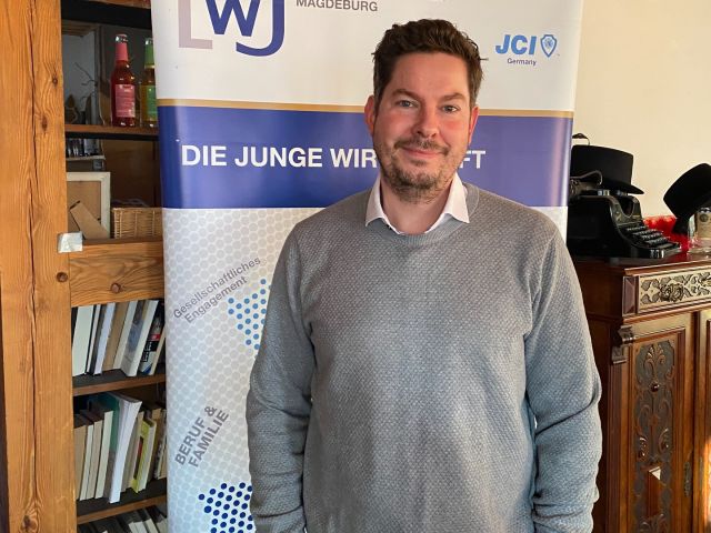 carousel_album-18138880618459094