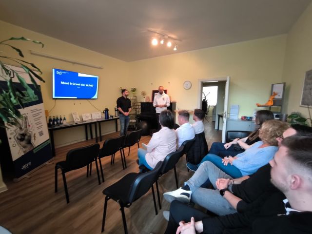 carousel_album-18580754368022231